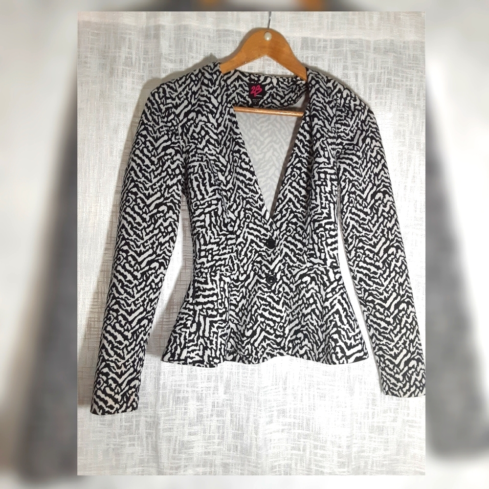 2B BeBe Black and White Printed Blazer